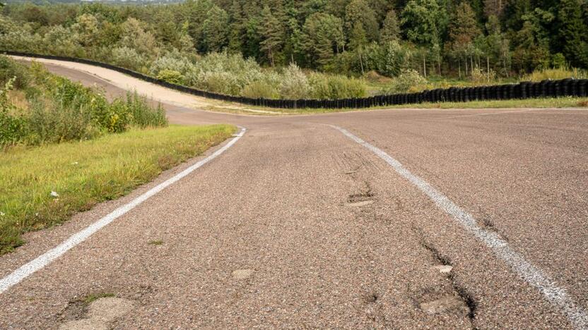 Pavojinga: nepaisant daugiau kaip prieš metus pasirašyto „Nemuno žiedo“ atnaujinimo memorandumo, pokyčių nematyti – trasos danga lieka apgailėtinos būklės.