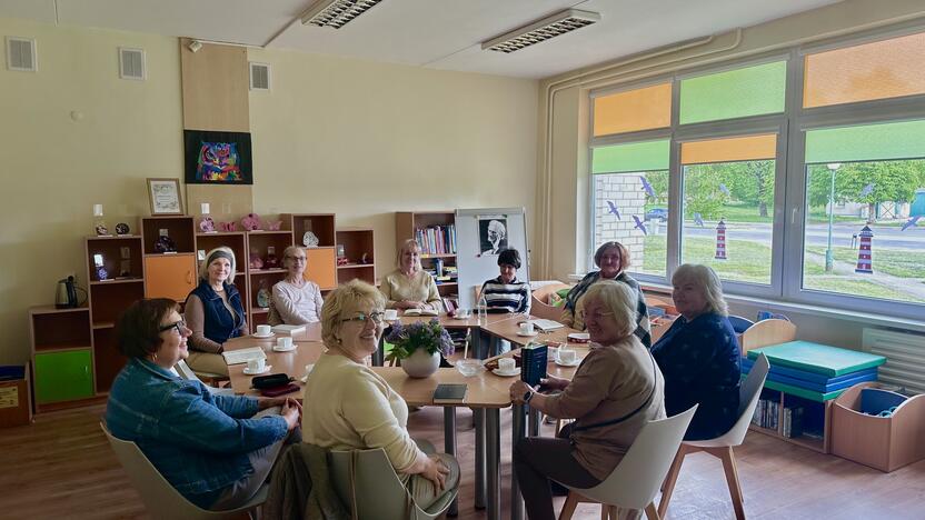 Diskusija: klaipėdietės, tapusios tarsi šeima, kiekvieną mėnesį renkasi į Vydūno klubo susitikimą, kad aptartų ir suprastų Vydūno tekstų esmę.